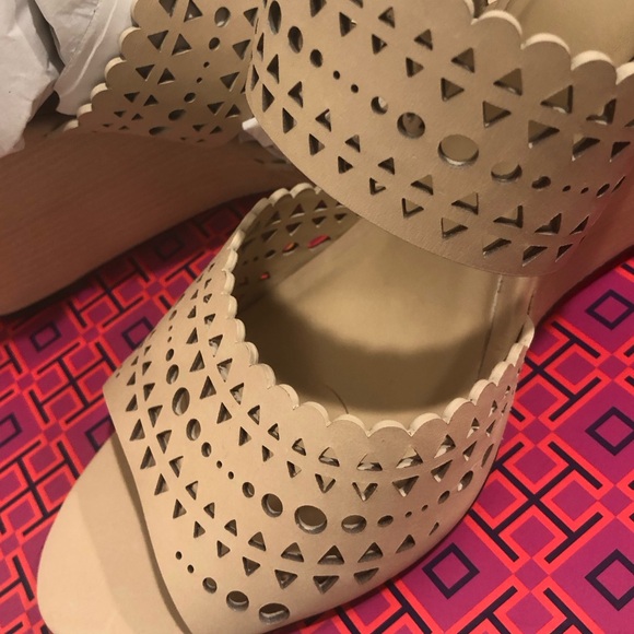 Tory Burch 10.5 Perf Gladiator 85mm Wedge Antanado Leather Dulce de Leche - Picture 6 of 7